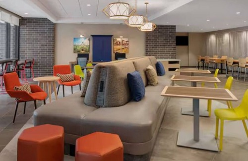 Des Moines Hotel | Discover Des Moines from a Cozy Suite Near Capitol – 3.1 Miles