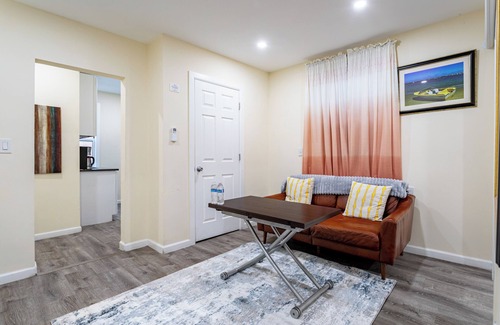 New Rochelle Apartment | Discover fun at NYC 30min drive stay at our cozy 2bed apartment in New Rochelle
