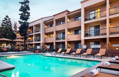 El Segundo Resort | Discover Los Angeles Beauty! Free Airport Shuttle, Seasonal Pool, Pets Allowed!