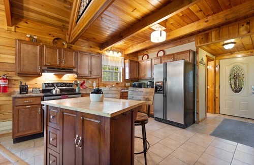Slade Cabin | Discover Serenity at Hidden Ridge, Hot Tub, Satellite TV, firepit.
