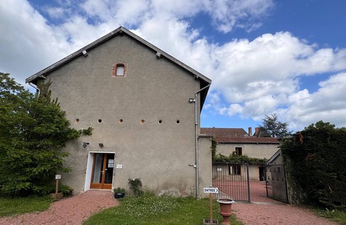 Roanne House | Discover the Gîte des Loges, a haven of peace in the heart of Château de Matel!