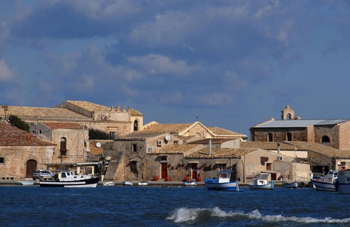 Fondo Morte House | Discover the southeastern tip of Sicily and relax in this bright and beautiful vacation home.
