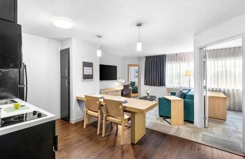 East Congress Hotel | Discover the Texas State Capitol from Prime Location w/Self Parking & Breakfast