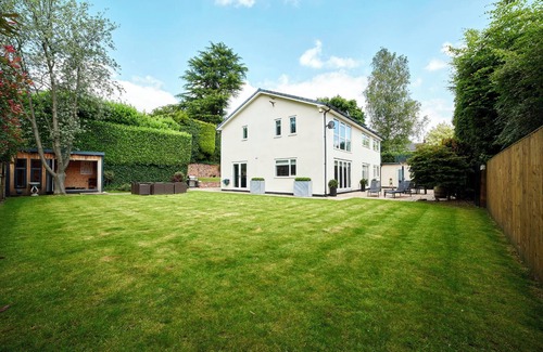 Trafford House | Discover Tranquillity In the heart of Bowdon
