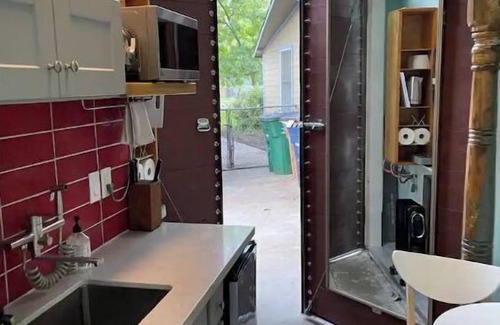 Windsor Park House | Discover UT Austin in just 6 mins! Cozy studio retreat awaits.