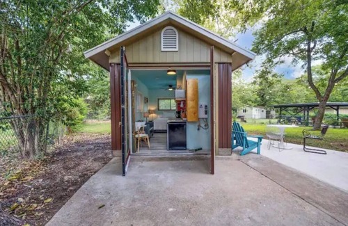Windsor Park House | Discover UT Austin in just 6 mins! Cozy studio retreat awaits.