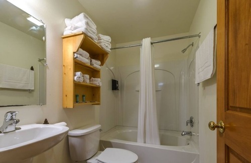 Warrens House | Discover Wisconsin's Hidden Gem! Minutes to Wisconsin Cranberry Discovery Center