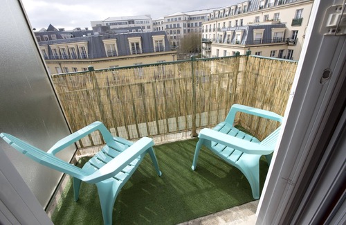 Montevrain Apartment | Disneyland Paris 3 minutes away, sleeps 8, 2 bedrooms.