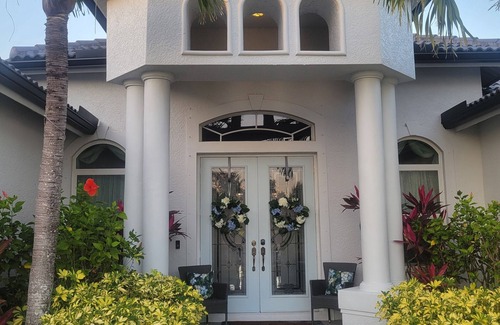 Fort Myers Villa | "Dive into Luxury: Save Big on Waterfront Tropical Escape