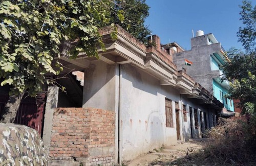 Jhusi House | Divine Riverside Retreat: Rooms with Ganga Views