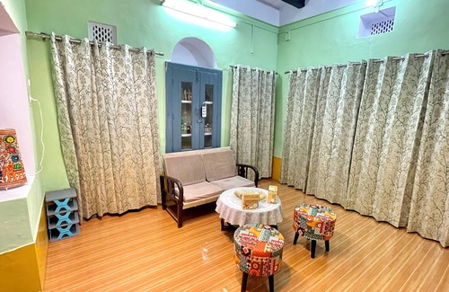 Mathura Apartment | Divine Stay- Exclusive 2BHK- SuperHost- Varanda