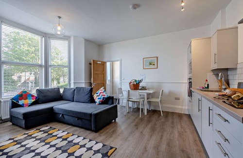 Swanage House | Dizzy Lows Modern 1 Bedroom Swanage Apartment with Bay Views