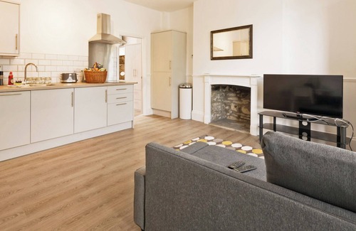 Swanage House | Dizzy Lows Modern 1 Bedroom Swanage Apartment with Bay Views