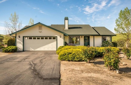Paso Robles House | Do Dinosaurs Drink Wine? Come to Sundance Cottage and Find Out!