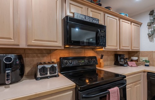 Woods of Shavano House | Do nOt ClIcK Private Pool Stocked Kitchen 4BR 5 Beds 1 KING Tile Throughout