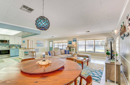 Homosassa Cottage | Dock + Lanai: Riverview Homosassa Escape!