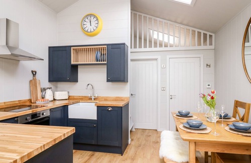 Llandrindod Wells Cottage | DOE LODGE, family friendly, with hot tub in Rhayader