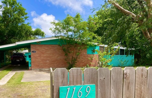 Aransas Pass House | Dog and Family friendly Fun at the Coast!!
