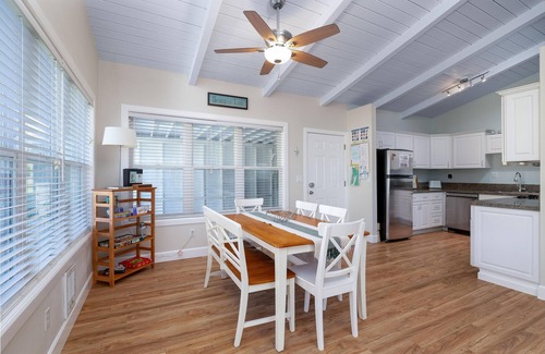 Lincoln City House | Dog & family friendly 1min to beach cozy fireplace