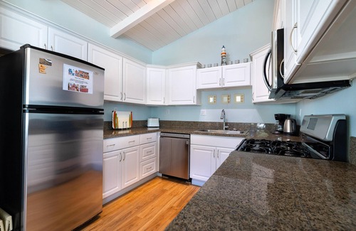 Lincoln City House | Dog & family friendly 1min to beach cozy fireplace