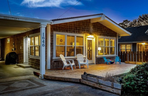 Lincoln City House | Dog & family friendly 1min to beach cozy fireplace