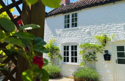 Burythorpe Cottage | Dog-Friendly 17th-Century Cottage with Private Hot Tub in Yorkshire