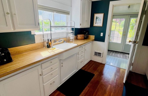 Lincoln City Cottage | Dog Friendly 2BR Coastal Oregon Retreat