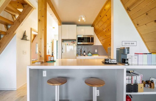 Pine Cove Apartment | Dog Friendly A-frame Hot Tub Nature Views