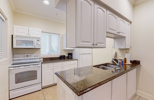 Fernandina Beach Condo | Dog-Friendly and Beautiful Home Near Beach w/Central AC, Shared Pool, Free WiFi