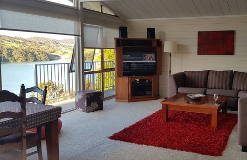 Russell House | Dog Friendly ABSOLUTELY WATERFRONT STUNNING VIEWS Free Kayaks, Free Boat Mooring