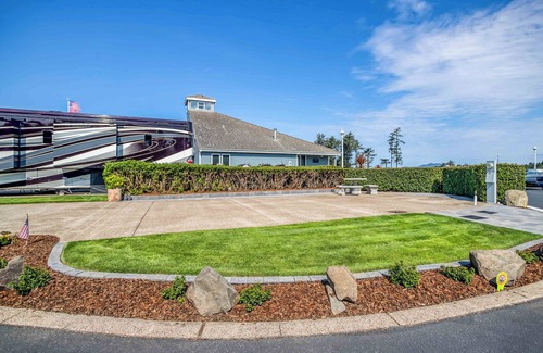 Agate Beach RV Rental | Dog Friendly, Available with 50AMP, 30AMP, Water and Sewer hook up's, WiFi
