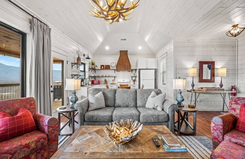 Chalet Village Cabin | dog-friendly | BEST views | hot tub | luxury | free Dollywood tkt | Haven