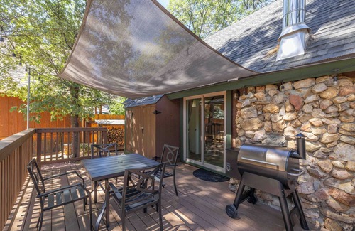 Sugarloaf Cabin | Dog-Friendly Big Bear Cabin w/Large Fenced Yard & Cozy Fireplace in Sugarloaf