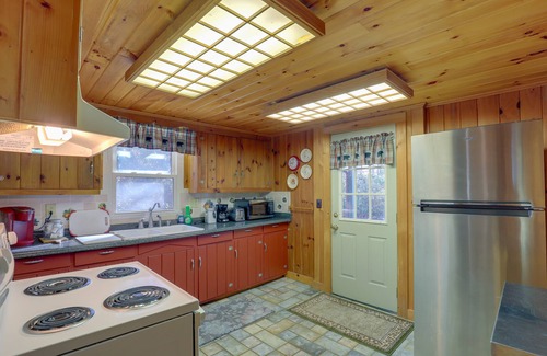 Burnsville Cottage | Dog-friendly Burnsville Cabin Rental Near Hiking!