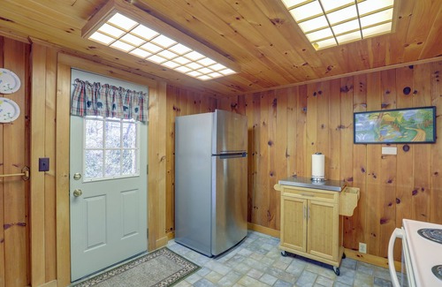 Burnsville Cottage | Dog-friendly Burnsville Cabin Rental Near Hiking!