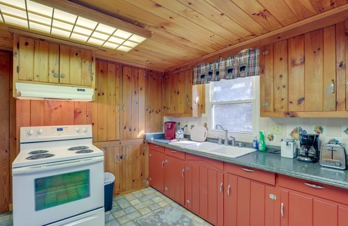 Burnsville Cottage | Dog-friendly Burnsville Cabin Rental Near Hiking!