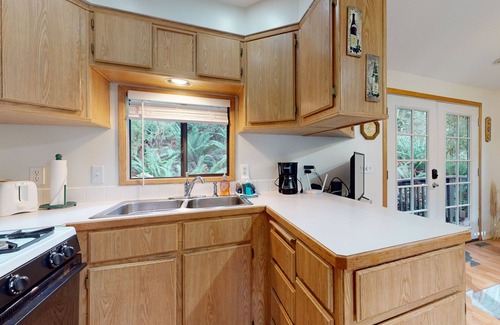 Brookings Cabin | Dog-friendly cabin near beach with private hot tub, grill, patio, streaming, AC