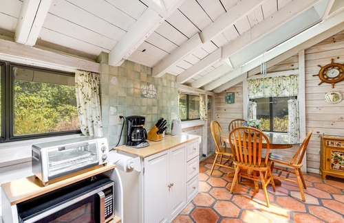 Inglenook Cabin | Dog-friendly cabin with park & beach access - fireplace & firepit