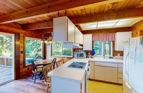 Otis Cabin | Dog-friendly cabin with ocean view, fast WiFi, fireplace, and washer/dryer