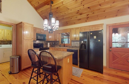 Ellijay Cabin | Dog friendly cabin with fire pit, hot tub, and community amenities