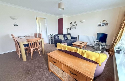 Oulton Broad Ski Chalet | Dog friendly chalet at Broadland Park and Marina in Lowestoft ref 12027B
