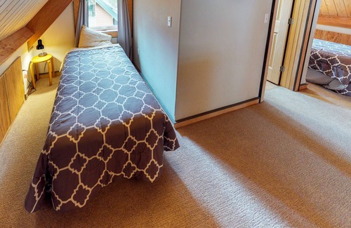 Alyeska Ski Chalet | Dog-friendly chalet w/ deck & views in great location - walk to lifts