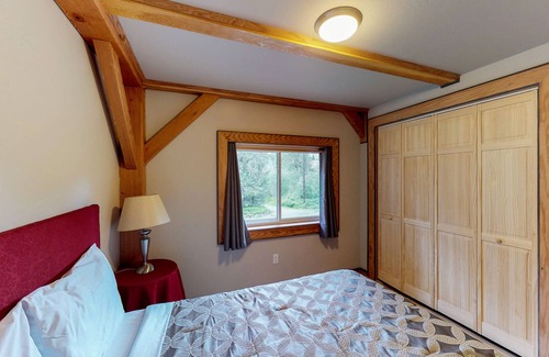 Alyeska Ski Chalet | Dog-friendly chalet w/ deck & views in great location - walk to lifts