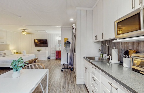 South Seminole Heights Cottage | Dog-friendly cottage near downtown Tampa & attractions with central AC & W/D