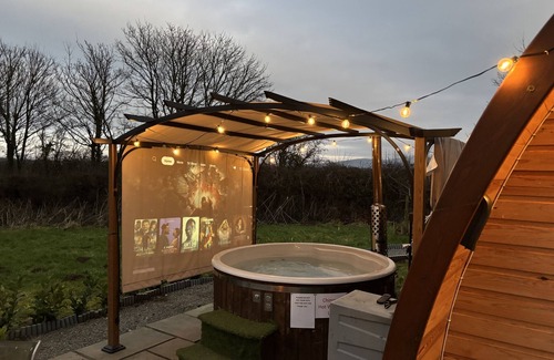 Dwyran Cabin | Dog-Friendly Executive Glamping Pod With Hot Tub