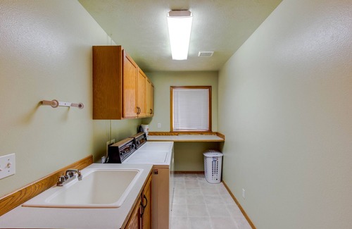 Rockford Bay House | Dog-Friendly Family Getaway with Two Canoes, Rec Room & Lake Access Nearby