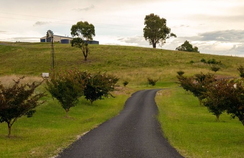 Botobolar Cottage | Dog Friendly Farm Stay - Excellent views and close to many wineries