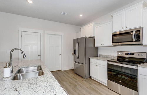 Gulf Breeze House | Dog Friendly |Fenced |New Build |Screened Patio |Minutes To Beach |King Master |2 Queens |Bunk Room