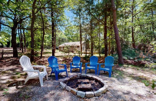 North Eastham House | Dog-friendly forest cottage with firepit & great deck, walk to bay beaches