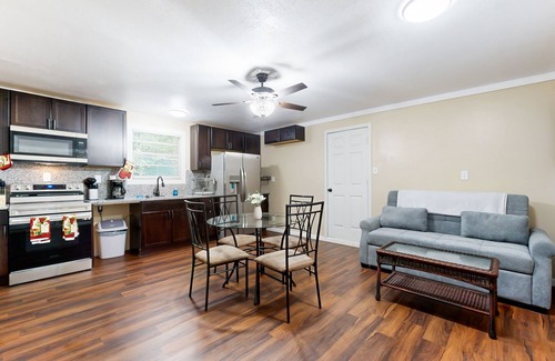 Sans Souci House | Dog-friendly guest house with great location, next to park & sports fields